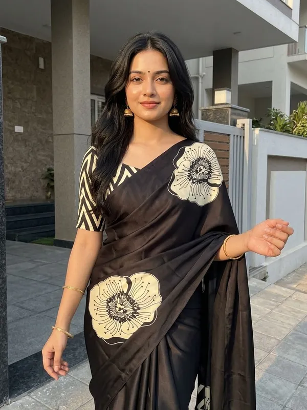 Floral_Print,_Printed_Assam_Silk_Crepe_Saree_(Black)