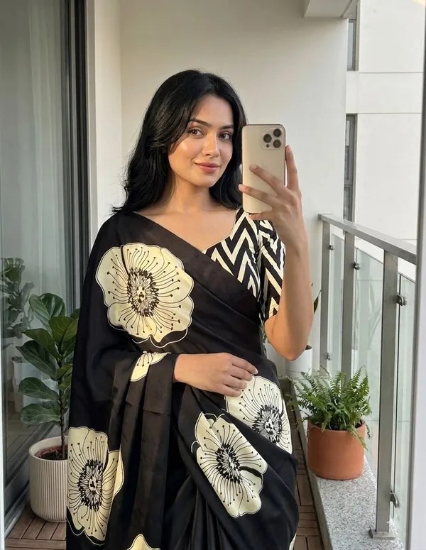 Floral_Print,_Printed_Assam_Silk_Crepe_Saree_(Black)