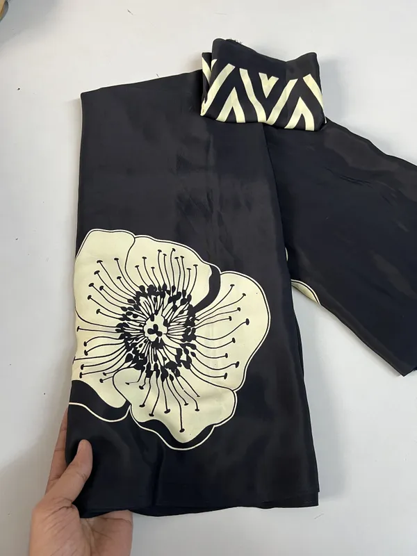Floral_Print,_Printed_Assam_Silk_Crepe_Saree_(Black)