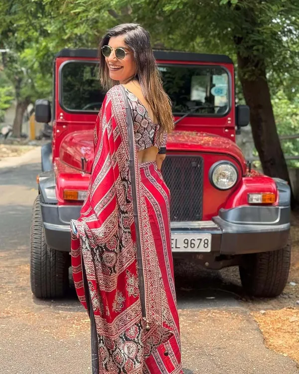 Blocked_Printed,_Floral_Print,_Geometric_Print,_Printed_Bollywood_Crepe_Saree_(Red)