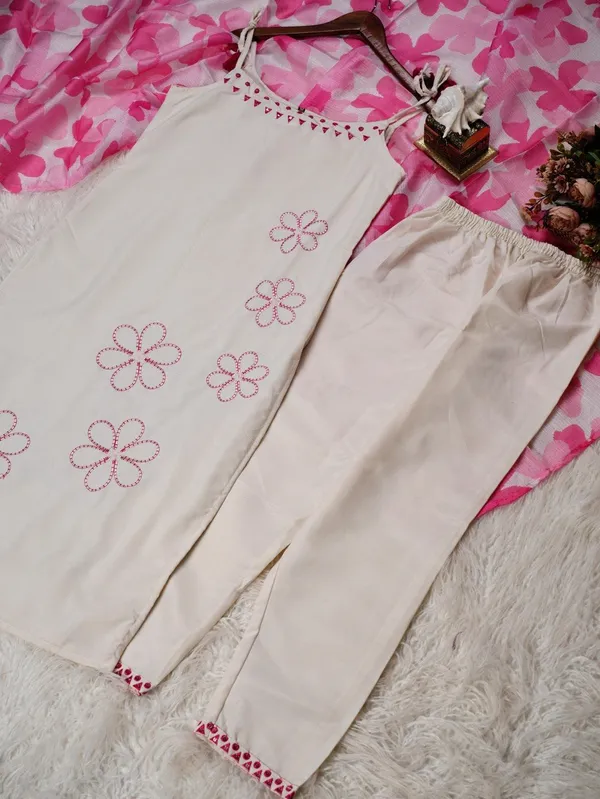 Elegant_Off_White_Floral_Kurta_Set_With_Printed_Dupatta_Off_White_Pink