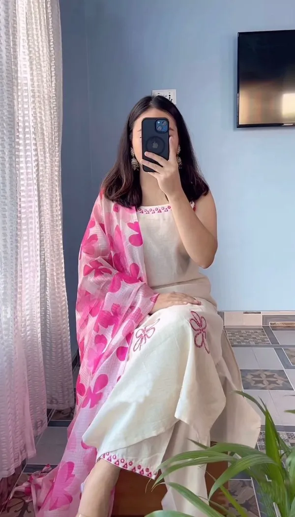 Elegant_Off_White_Floral_Kurta_Set_With_Printed_Dupatta_Off_White_Pink