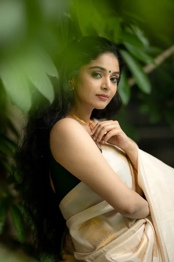 Elegant_Lichi_Silk_Saree_with_All-Over_Jacquard_Work,_Designer_Pallu_&_Contrast_Border_Blouse