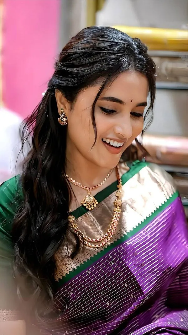 Kleoraa_Soft_Lichi_Silk_Jacquard_Saree_with_Designer_Pallu_&_Contrast_Border