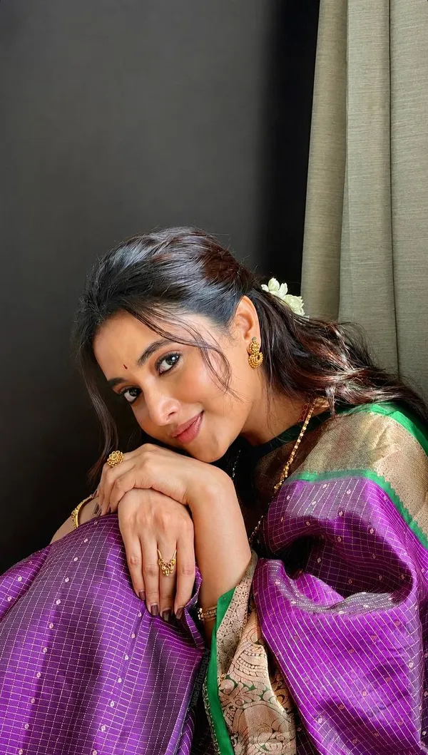 Kleoraa_Soft_Lichi_Silk_Jacquard_Saree_with_Designer_Pallu_&_Contrast_Border