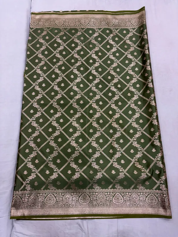 Green_Satin_Woven_Ethnic_Saree_For_Women
