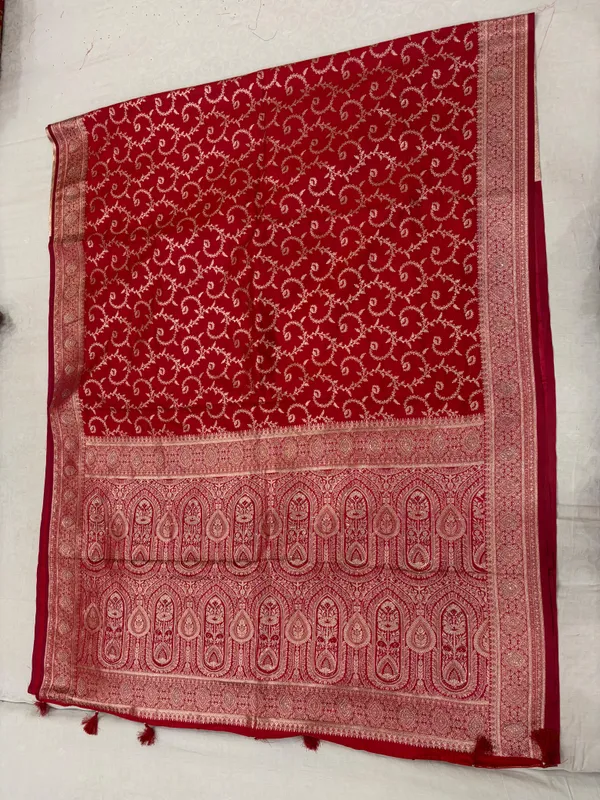 Red_Traditional_Pattern_Saree_For_Women