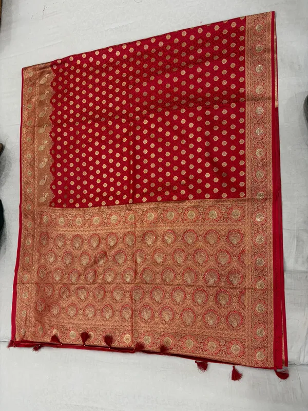 Red_Woven_Zari_Motif_Saree_For_Women