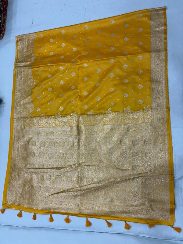 Mustard_Zari_Border_Saree_With_Tassels_For_Women