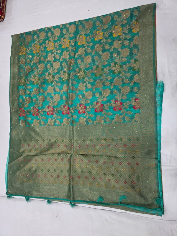 Green_Woven_Floral_Saree_For_Women