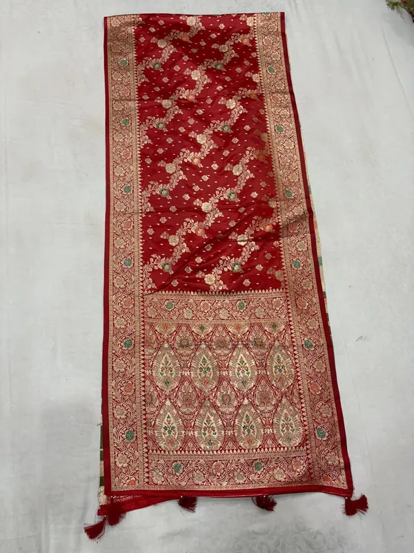 Red_Nylon_Satin_Woven_Embroidered_Saree_For_Women