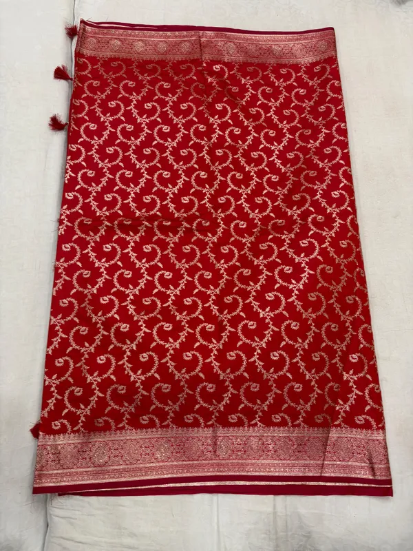 Red_Traditional_Pattern_Saree_For_Women