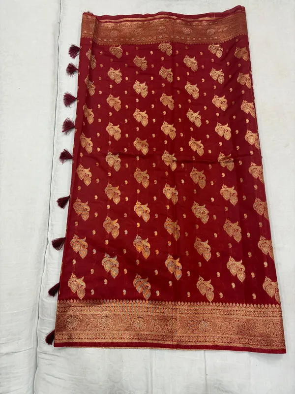 Maroon_Zari_Traditional_Saree_For_Women