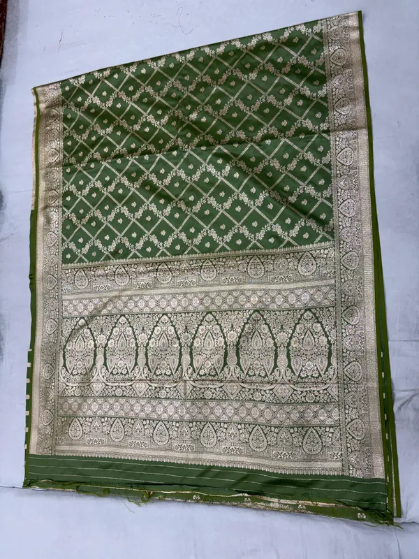 Green_Satin_Woven_Ethnic_Saree_For_Women