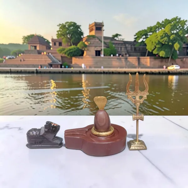 Narmadeshwar_Shivling_With_Plat_Jaldhara_Nandi_Trishul_And_Cobra_Nag_Pooja_Set