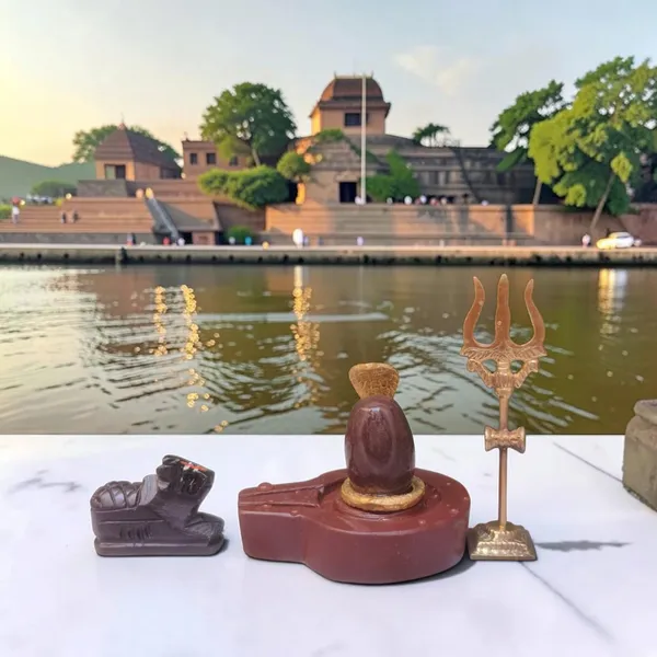 Narmadeshwar_Shivling_With_Plat_Jaldhara_Nandi_Trishul_And_Cobra_Nag_Pooja_Set