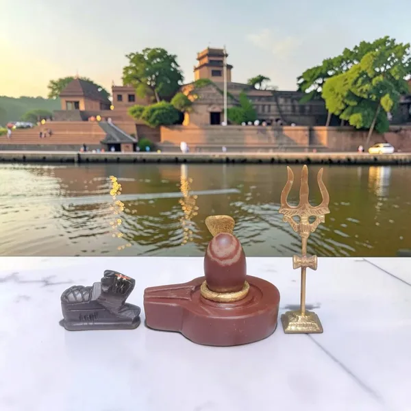 Narmadeshwar_Shivling_With_Plat_Jaldhara_Nandi_Trishul_And_Cobra_Nag_Pooja_Set