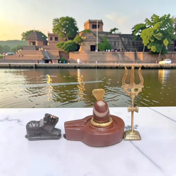 Narmadeshwar_Shivling_With_Plat_Jaldhara_Nandi_Trishul_And_Cobra_Nag_Pooja_Set