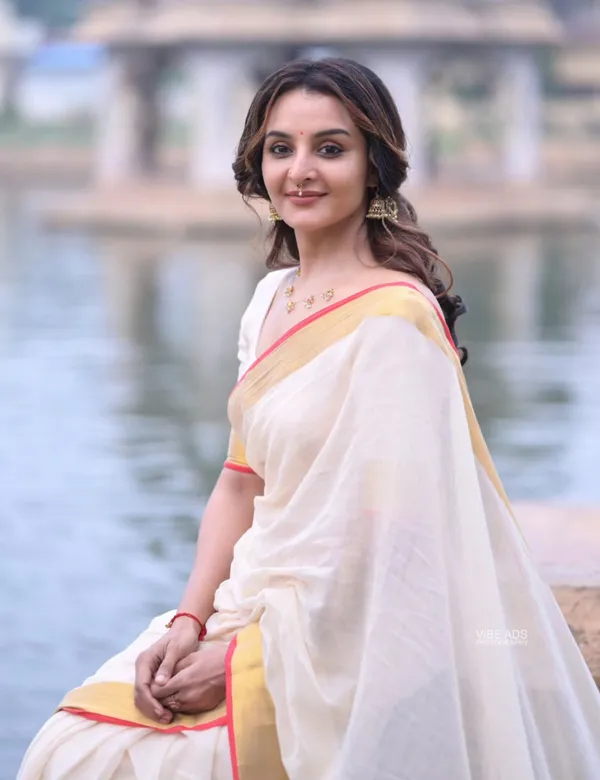 White_Premium_Mul_cotton_saree_For_Women