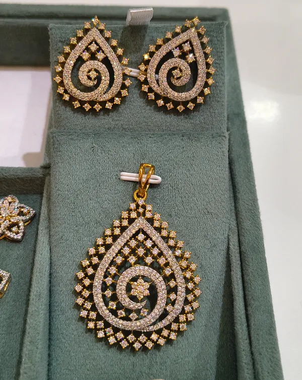 Gold_Copper_Alloy_Pendant_Set_For_Women