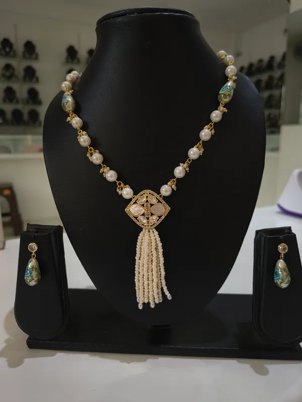 Gold_&_Maroon_MOP_Pearl_And_Copper_Alloy_Necklace_Set_For_Women