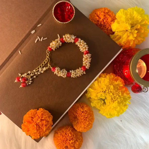 Red_And_White_Thread_Beaded_Rakhi_For_Raksha_Bandhan_For_Bhabhi