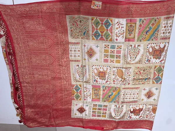 White_and_Pink_Figured_Printed_Saree_for_Women