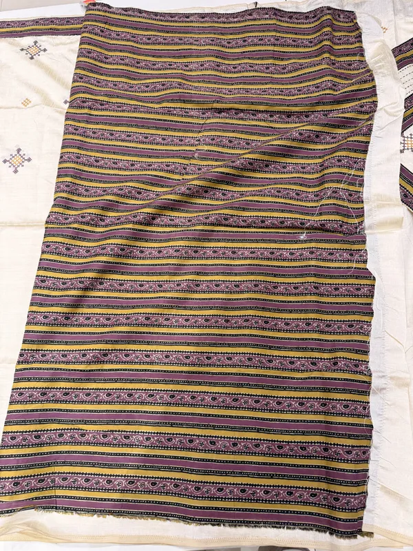 Cream_Printed_Saree_With_Patterned_Border_For_Women