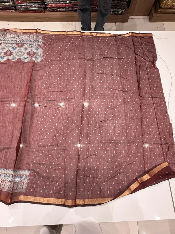 Maroon_Traditional_Pattern_Saree_For_Women