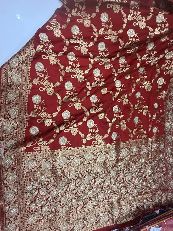 Red_Dola_Silk_Traditional_Saree_For_Women