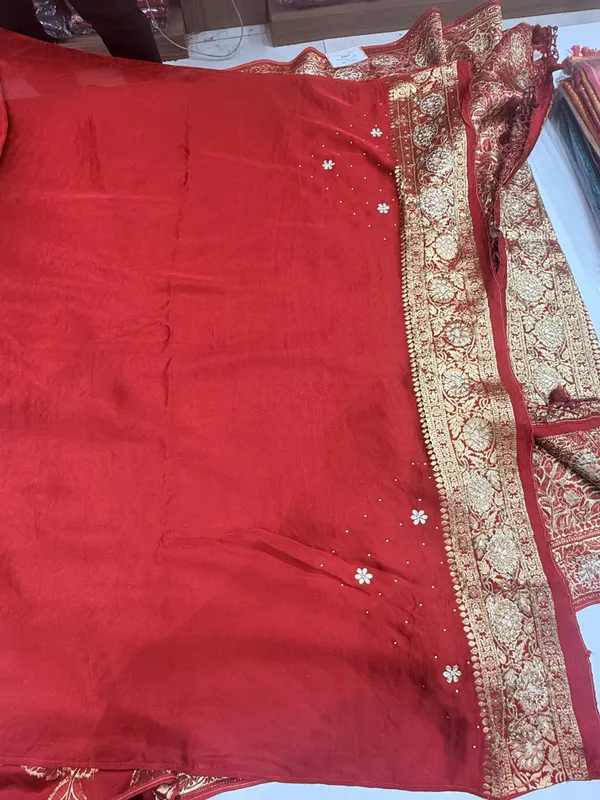Red_Dola_Silk_Traditional_Saree_For_Women