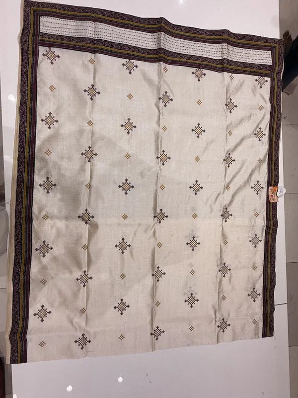 Cream_Printed_Saree_With_Patterned_Border_For_Women