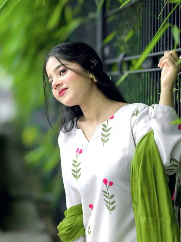 Women’s_White_Floral_Printed_Cotton_Kurta_Pant_Set_with_Green_Dupatta_|_Elegant_Ethnic_Wear_|_Jaipui_Dhage
