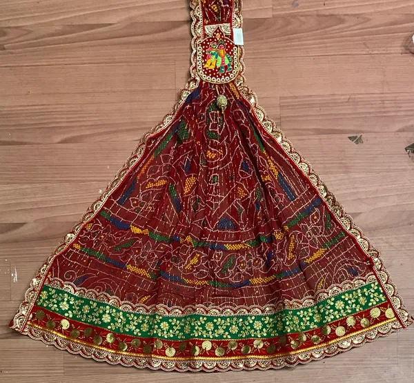Red_Georgette_Traditional_Embroidered_Brooch_Chunri_For_Women