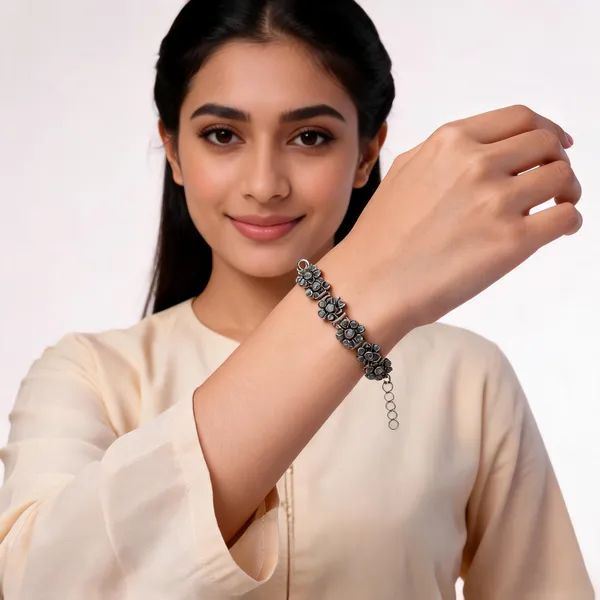 Silver_Metal_Bracelet_For_Women