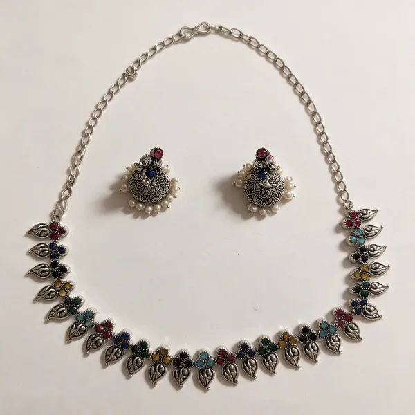 Silver_Metal_Necklace_Set_For_Women
