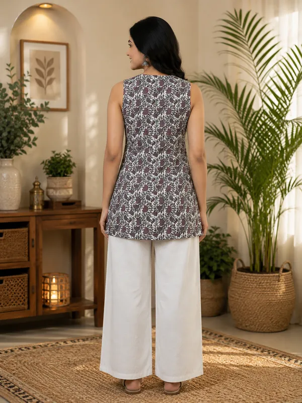 Grey_Cotton_Floral_Print_Sleeveless_Kurti_For_Women