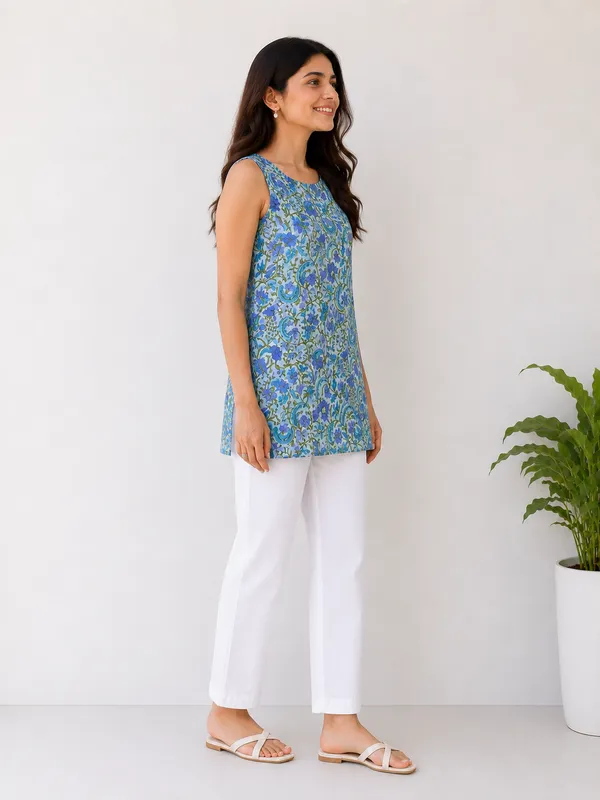 Blue_Cotton_Floral_Print_Sleeveless_Straight_Kurti_For_Women
