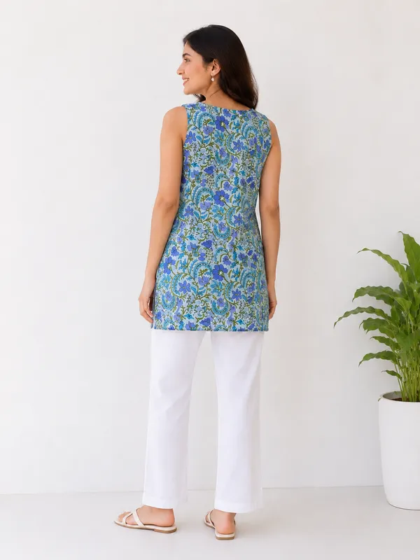 Blue_Cotton_Floral_Print_Sleeveless_Straight_Kurti_For_Women
