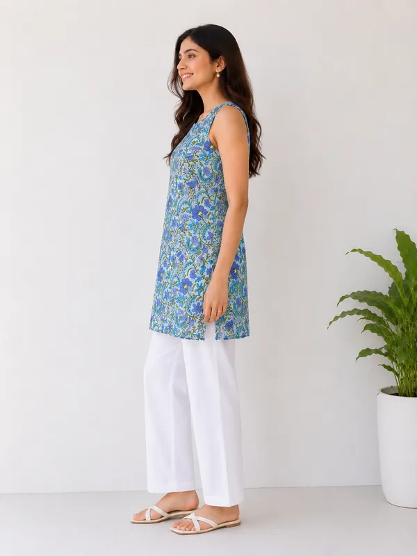 Blue_Cotton_Floral_Print_Sleeveless_Straight_Kurti_For_Women