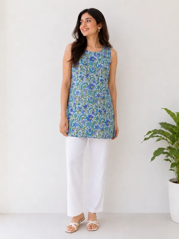 Blue_Cotton_Floral_Print_Sleeveless_Straight_Kurti_For_Women