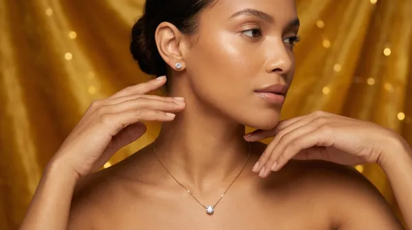 Gold_And_White_Alloy_Round_Brilliant_Diamond_Pendant_Set_For_Women