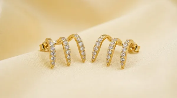 Gold_Alloy_Crystal_Wave_Stud_Earrings_For_Women