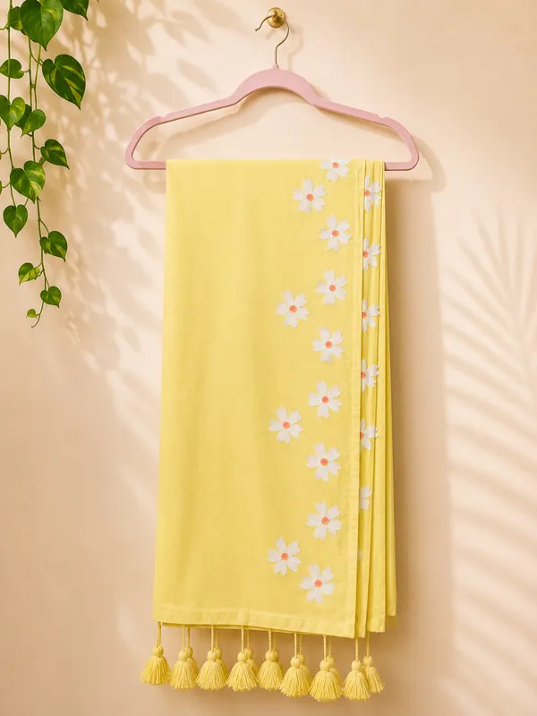 Yellow_Mul_Cotton_Floral_Print_Tassel_Border_Saree_For_Women
