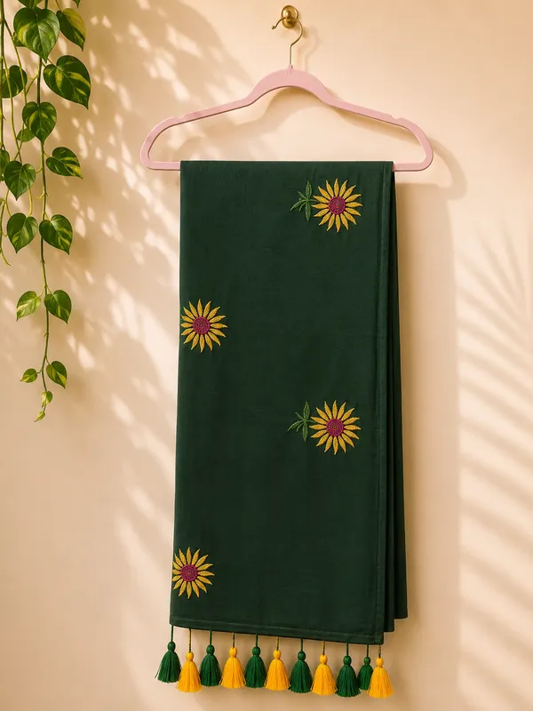 Dark_Green_Mul_Cotton_Embroidered_Saree_For_Women