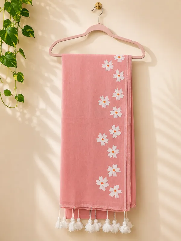 Pastel_Peach_Mul_Cotton_Floral_Embroidered_Tassel_Saree_For_Women