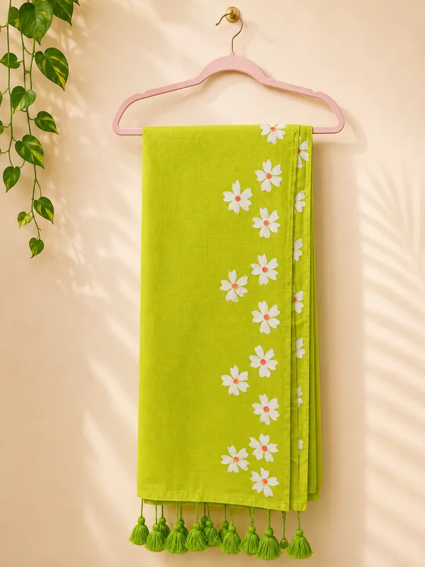Light_Green_Mul_Cotton_Floral_Print_Tassel_Saree_For_Women