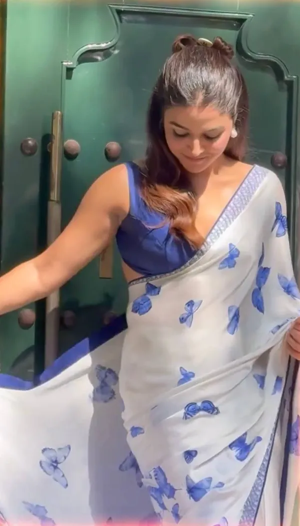 Women_S_Chic_Snow_White_Georgette_Saree_With_Vibrant_Blue_Butterfly_Digital_Print_Contrasting_Border_Perfect_For_Casual_Outings_Day_Events