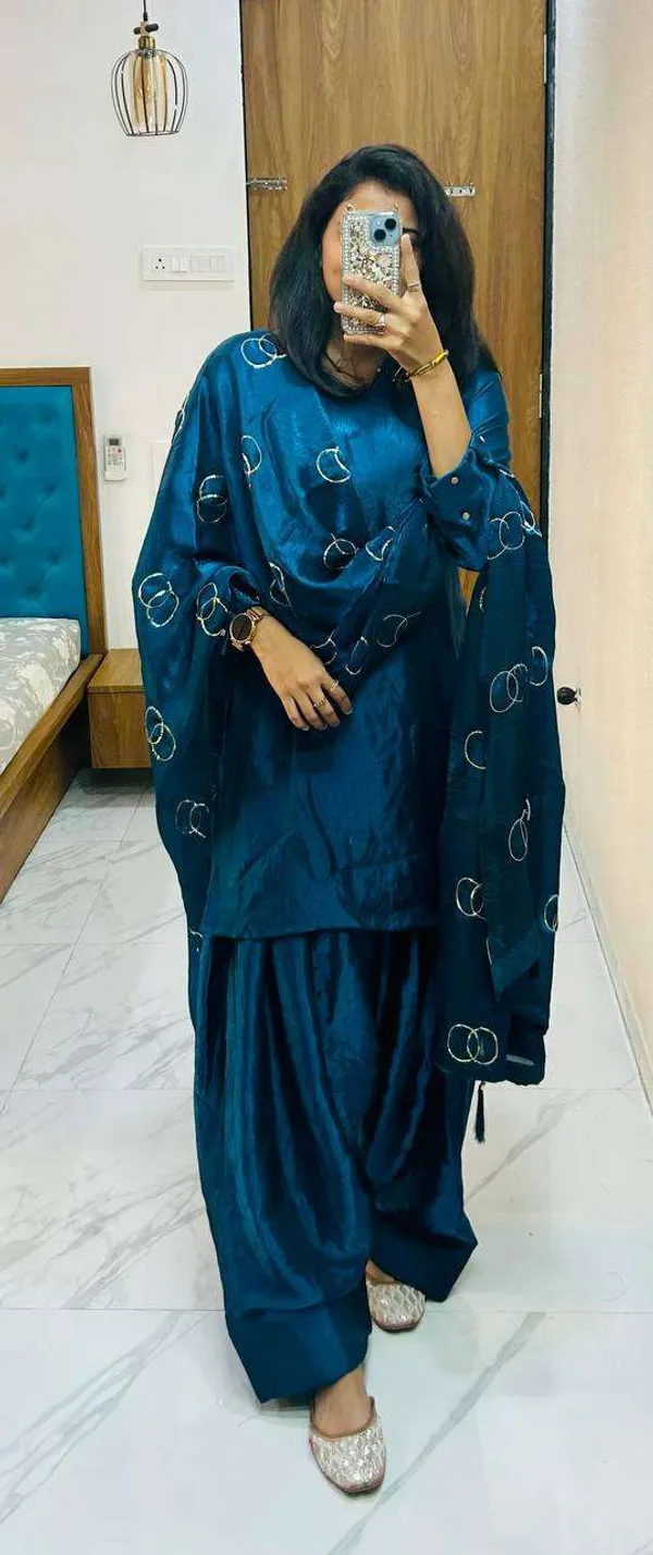 Women_S_Fendi_Silk_Solid_Muslim_Straight_Kurti_With_Pant_And_Dupatta_Set