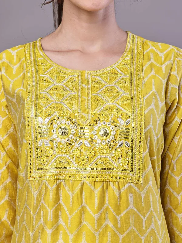 Women_S_Mustard_Yellow_Chevron_Print_Chanderi_Kurta_Set_With_Mirror_Work_Suit_Sets